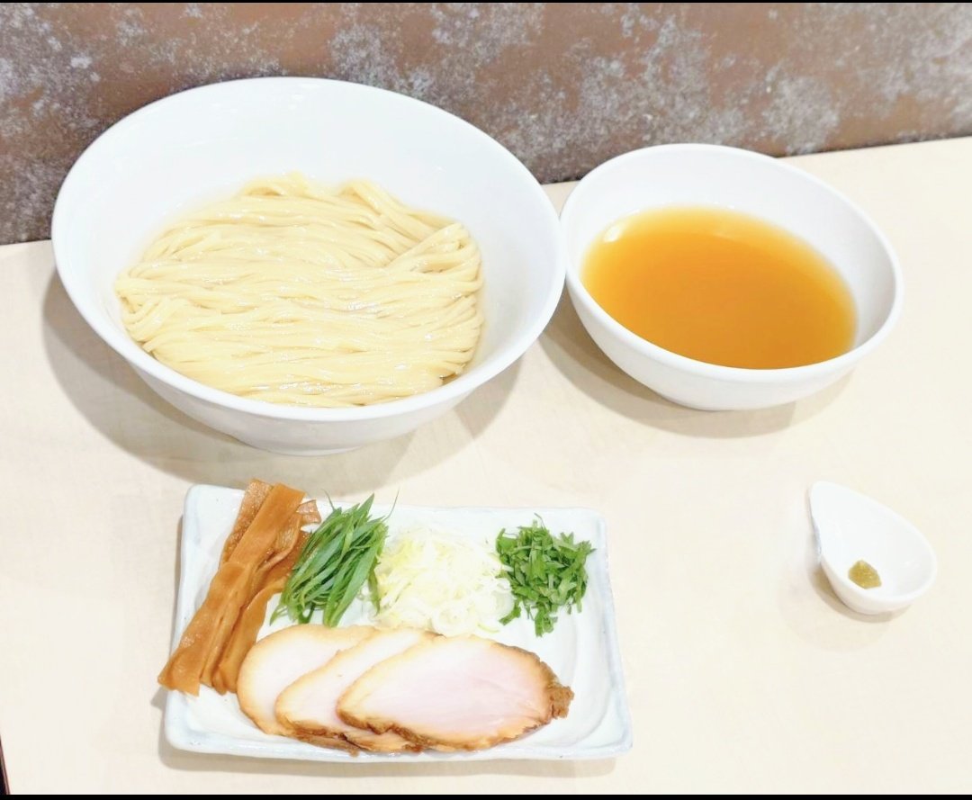 menyaeguchi's tweet photo. 麺屋えぐちです
明日４(土)は冷やし塩つけそば、黒豚そぼろご飯限定数でやります！
煮干し鯖節昆布などを使用し特製塩ダレとすっきりと合わせております
大葉と柚子胡椒も添えておりますのでぜひ味変にお使い下さい
黒豚そぼろご飯は江坂時代の人気メニューの復刻です
そぼろが鶏から黒豚にグレード→ https://t.co/08GQ2qVwmI