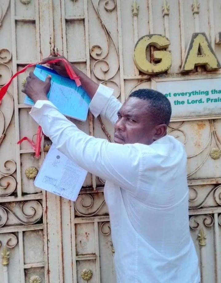 NCash79947's tweet photo. Kenneth Okonkwo has been duly served.
@realkenokonkwo
@PeterObi
@MamaPee__
@Peter4Nigeria 've never seen where someone is begging another to please expose him.

You saw a man who personally invited EFCC to come and audit him after his tenure, you went to look his wahala. https://t.co/Ct1bNc3QUG