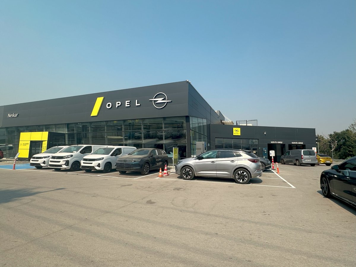 tuketicideney's tweet photo. Bursa Opel bayisi 14 günlük iade süresini geçirmek için müşteriyi oyalıyor! OPEL Türkiye sorumluluk almıyor!

Bursa Opel Neskar’dan alınan sıfır Grandland’da boya hatası olduğu ortaya çıktı; müşteri, iade/değişim talebine rağmen geri dönüş alamadığını belirtti.

♦️Takipçi şikâyeti:

“18 Haziran 2026 tarihinde Bursa Opel Neskar bayisinden sıfır kilometre Opel Grandland model araç satın aldık.

Aracı kaplatmak istediğimizde araçta boya hatası olduğunu öğrendik.

Bunun üzerine ertesi gün aracı bayiye geri götürdük.

Araç incelendi ve bayi yetkilileri tarafından kusurlu olduğu görüldü.

14 gün içerisinde iade ya da değişim talep ettik ancak bayi tarafından tarafımıza net bir geri dönüş yapılmadı.

Aracın boyahanede fotoğrafları çekildi fakat bize herhangi bir rapor, belge ya da somut açıklama sunulmadı.

Boya ustası ise ‘Araçlar uzaktan geliyor, güneşte bekliyor, böyle şeyler olabilir’ diyerek açıklama yaptı.

Ancak biz sıfır kilometre bir araç satın aldık ve satış öncesinde böyle bir durumdan kesinlikle haberdar edilmedik.

Buna rağmen ne iade ne değişim ne de değer kaybına ilişkin bir teklif sunuldu.

Opel Türkiye ile görüştüğümüzde ise bunun kendilerinin sorunu olmadığı, bayiyle görüşmemiz gerektiği söylendi.

Şu anda sadece 14 günlük sürenin geçmesi için oyalandığımızı görüyoruz.

Yasal süreçleri başlattık. Ticaret Bakanlığı’na ve Tüketici Hakem Heyeti’ne de şikâyette bulunduk.

Bursa Opel Neskar ve Opel Türkiye’den, sıfır kilometre olarak satılan ancak boya kusuru olduğu ortaya çıkan aracımız için iade ya da ayıpsız misliyle değişim talebimizin sonuçlandırılmasını istiyoruz.”