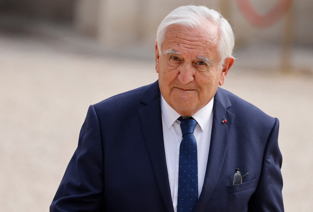 BastionMediaFR's tweet photo. 🔴🇫🇷 𝗙𝗟𝗔𝗦𝗛 𝗜𝗡𝗙𝗢 — Impliqué dans un accident de la route à Paris, l’ancien Premier ministre Jean-Pierre Raffarin voit sa version des faits contestée par la victime et plusieurs témoins.

Selon la victime et plusieurs témoins, la voiture de fonction transportant Jean-Pierre Raffarin aurait franchi un feu rouge, gyrophare activé, avant de percuter de face un scooter. Le motard, grièvement blessé, affirme que ni l’ancien Premier ministre ni son chauffeur ne lui ont porté assistance après les faits.

L’enquête de Mediapart révèle également que Jean-Pierre Raffarin affirme qu’il se rendait régler une « urgence » à son bureau.

Pourtant, selon Mediapart, le seul rendez-vous inscrit à son agenda ce jour-là était un déjeuner privé du Club des Cent, un cercle gastronomique réunissant responsables politiques, chefs d’entreprise et autres personnalités.

La victime a déposé plainte et demande l’audition de Jean-Pierre Raffarin ainsi que de son chauffeur. Les témoins réclament également la réquisition des images de vidéosurveillance avant leur effacement.

(Source : Mediapart)