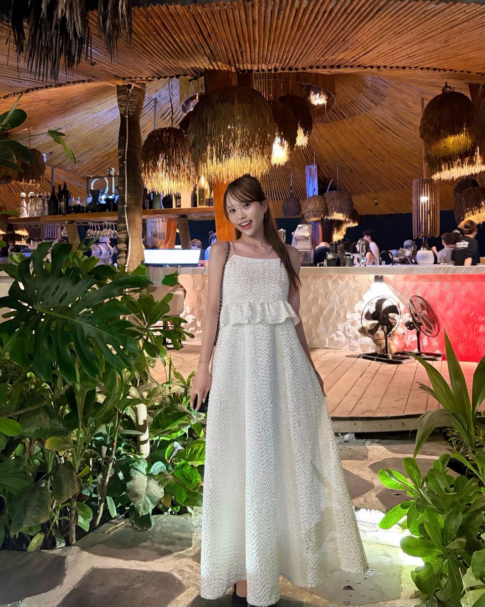 _0031k's tweet photo. ベトナムのビーチサイドバーでも大活躍したお嬢様ワンピース🥂🌴