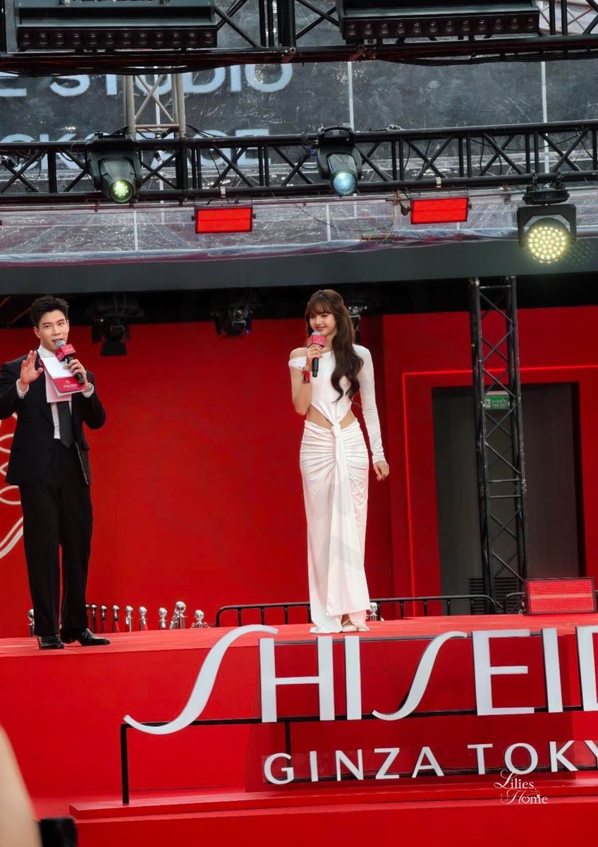 LiliesHome_'s tweet photo. เห็นไกลๆ ยังรู้ว่าคนนี้นางฟ้า😁🥰

@wearelloud @SHISEIDO_brand @centralwOrld

LISA ULTIMUNE STUDIO BKK
#LISAxSHISEIDO
#LISAwithULTIMUNE
#ULTIMUNESTUDIOatCENTRALWORLD
#ShiseidoThailand
🧁❤️ https://t.co/RxcjfqBONT