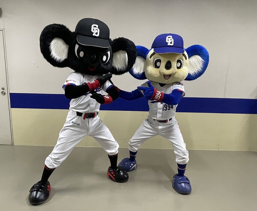 gnomotoke's tweet photo. 【中日】ドアラの〝ライバル〟ブラックドアラが本拠地初登場　サカナクション・山口一郎の提案で誕生（東スポWEB）-Yahoo!ニュース https://t.co/61bhf0pJmS

中日のマスコット・ドアラのライバルであるブラックドアラが3日の巨人戦（バンテリン）でデビューした。 https://t.co/77Wtkj0s84