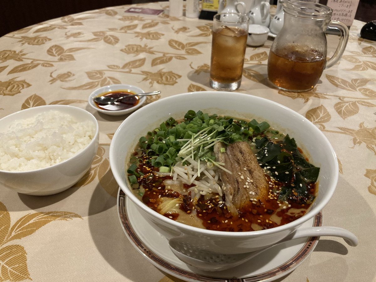 takachiojun's tweet photo. 京成ホテルミラマーレ「景山」にて、徳島フェア限定の味噌担々麺を堪能🍜✨
こだわりの常盤味噌を使った辛味スープに、香ばしい阿波美豚と甘〜い渭東ねぎが相性抜群！
そしてお決まりの…残ったスープにライスをドボン🍚（笑）これがもう最高すぎるんです🤤
次はディスカーロのフェアにも行くぞー！ https://t.co/9YoTZbI8PD