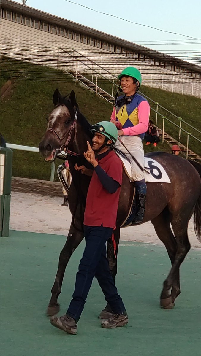 jojimkun7's tweet photo. レースに勝って、人と一緒に「やったぜ」って顔してるフィズアップという元・門別馬。数年経ってもこの写真は印象的です。 https://t.co/j18zw1tjgR