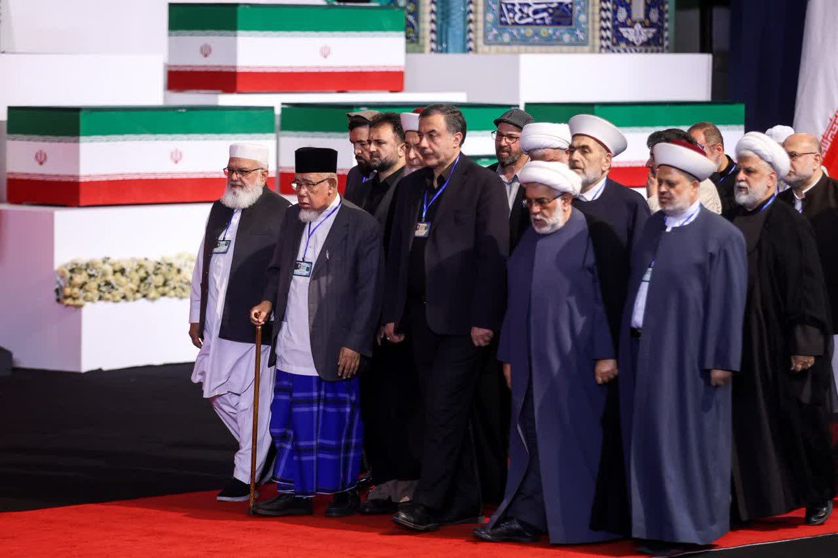 angelsadr17's tweet photo. تصاویری از برگزاری مراسم ادای احترام هیئت‌های خارجی به پیکر مطهر قائد شهید امت
    #باید_برخاست
    #پدر_امت https://t.co/JWI3NRqOtD