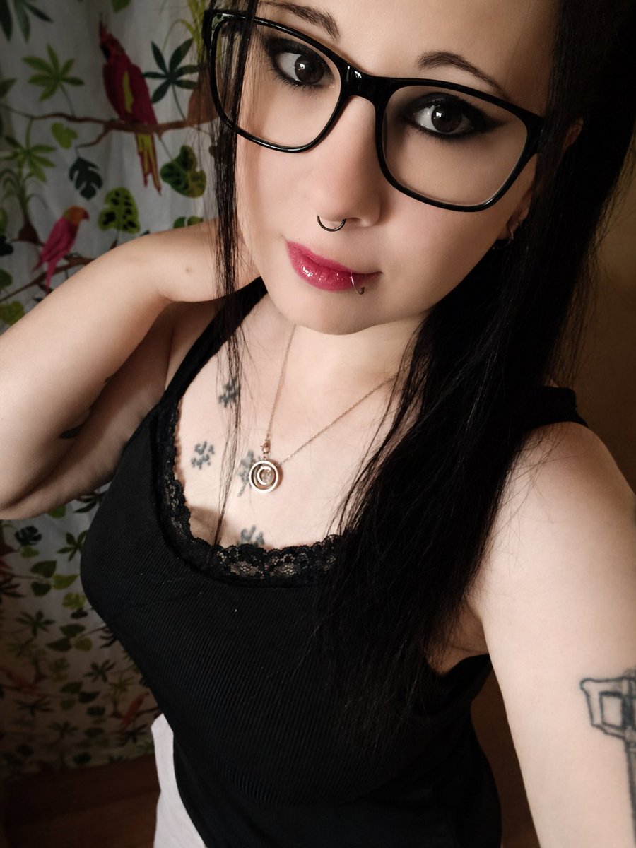 ChocoLari2's tweet photo. Ich hoffe ihr seid heute morgen,oder jetzt, oder wann auch immer, gut in den Freitag gestartet! Was macht ihr am Wochenende? Bei mir geht nicht allzu viel 😅😅😅☺️ 

#Weekend #Weekendmode #germany #germangirl #deutschland #wochenende #freitag #friday #selfie #myself #selfietime https://t.co/xqiqzyGo1u