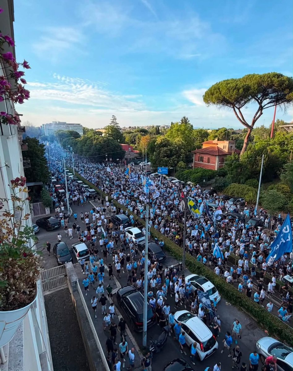 SereCerracchio's tweet photo. La verità è che stiamo facendo una cosa 'troppo' grossa.
Il popolo laziale si muove.
Il popolo laziale è più vivo che mai.

#lotitovattene #liberalalazio https://t.co/v1mskXMdOS