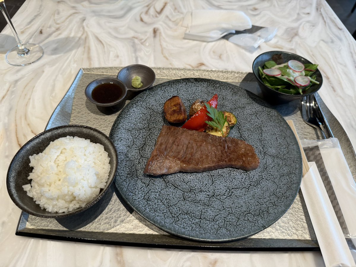 NAMYNAMYNAMI's tweet photo. 16時に会社を脱走し空港で所用を済ませたら🥂ダイニングH依頼のステーキ🥩。粗塩もあれば最高😆そして季節のお酒は🍋。輪切りの🍋も完食。あとは機内でデザートを食べるだけ😋 https://t.co/TlgvuORNzH