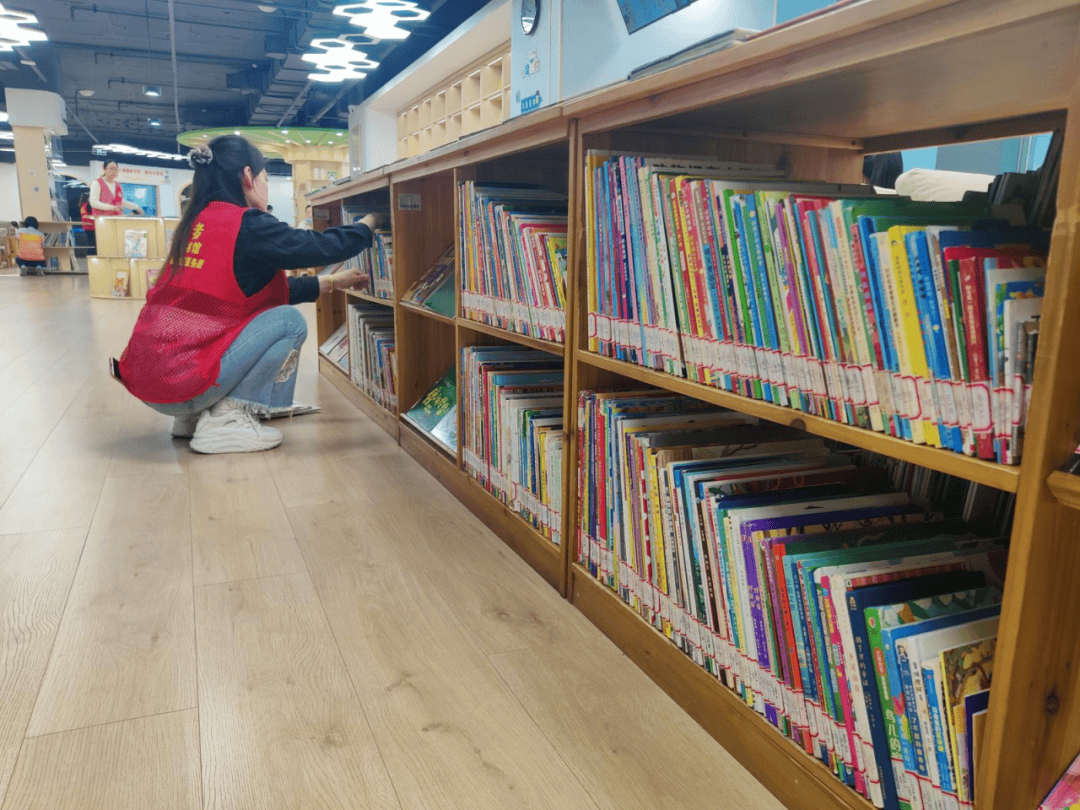 JhonataItalo1's tweet photo. Spent this Saturday morning sorting books at the community library, watching kids light up when they pick out their favorites. Small acts make big vibes  #VolunteerLife #CommunityLove， https://t.co/lzxuxYN03T