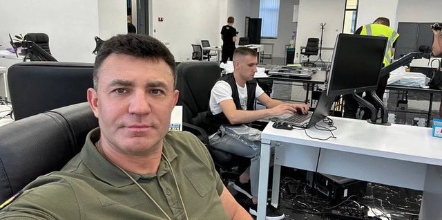 SymorozOfficial's tweet photo. ☝️Трохи розпишу коротку суть схеми нардепа Тищенка з «кол-центрами». 

Коля Тищенко розгорнув активну публічну діяльність на боротьбу з незаконним «кол-центрами». Знімав відоси, бігав до них особисто. Все це не просто так. Коля набивав ціну…

Далі Тищенко запропонував свої послуги одному з власників так званих «офісів» Олегу Левченку (перебуває в міжнародному розшуку). Хоча це більше пряме вимагання хабарів ніж послуги, але то вже таке…

Суть угоди полягала в тому, що Тищенко пропонував зробити з власників однієї з мереж «офісів» фактично монополістів на незаконному ринку «кол-центрів». Він збирався створити під це по суті приватну армію. Тищенко мав намір створити підконтрольний йому батальйон ДФТГ, одразу був готовий залучити 300-400 чоловік. Він пояснював це тим, що працювати треба буде по всій території України. 

Коля мав системно бомбити «кол-центри» по всій країні зі своєю приватною армію, не помічаючи тільки окремі «офіси» своїх компаньйонів. 

Під цю діяльність Коля вимагав мілйьони доларів стартового капіталу, або як він їх конспіративно називав «большая константа» та 50 тисяч євро трохи на діяльність, або як називав це Коля «50 евреев».  

Здав Колю подільник Олега Левченка, такий собі Андрій Ляшко (похресник Левченка) з яких Тищенко і вимагав гроші. Очевидно не розрахував апетити Коля, тепер буде платити по рахунках, бо його подільнички дали на нього покази і один з них, а саме Лякшо, проходить як офіційний свідок. 

Ну і за щасливим співпадінням, поки розробляли цю справу, детективи зафіксували інші схеми дептутат Колі, зокрема з його благодійним фондом та фейковою передачею транспорту на Сили оборони. Само собою там ще відмивання бабла через його дружину Барановську (розвелись – фіктивно для відмивання активів), яка після нардепства Тищенка різко почали ставити «успішною» бізнесвумен))) 

Одним словом, папочка на Колю суттєвою погладшала.