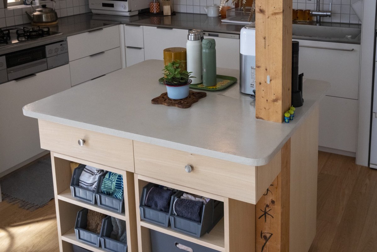 r_toolbox's tweet photo. キッチンの真ん中に、家族が集まるカウンターを。
築20年建売住宅のリフォームで印象的だったのは、既存の柱を巻き込んで造作した中央カウンター。

シナ合板で軽やかに見せつつ、天板は本来塗装下地に使うファイバーパテをクリア塗装。素材感のある表情に仕上がっています。

https://t.co/zMN5bYdhE1 https://t.co/hMcdDs2F10