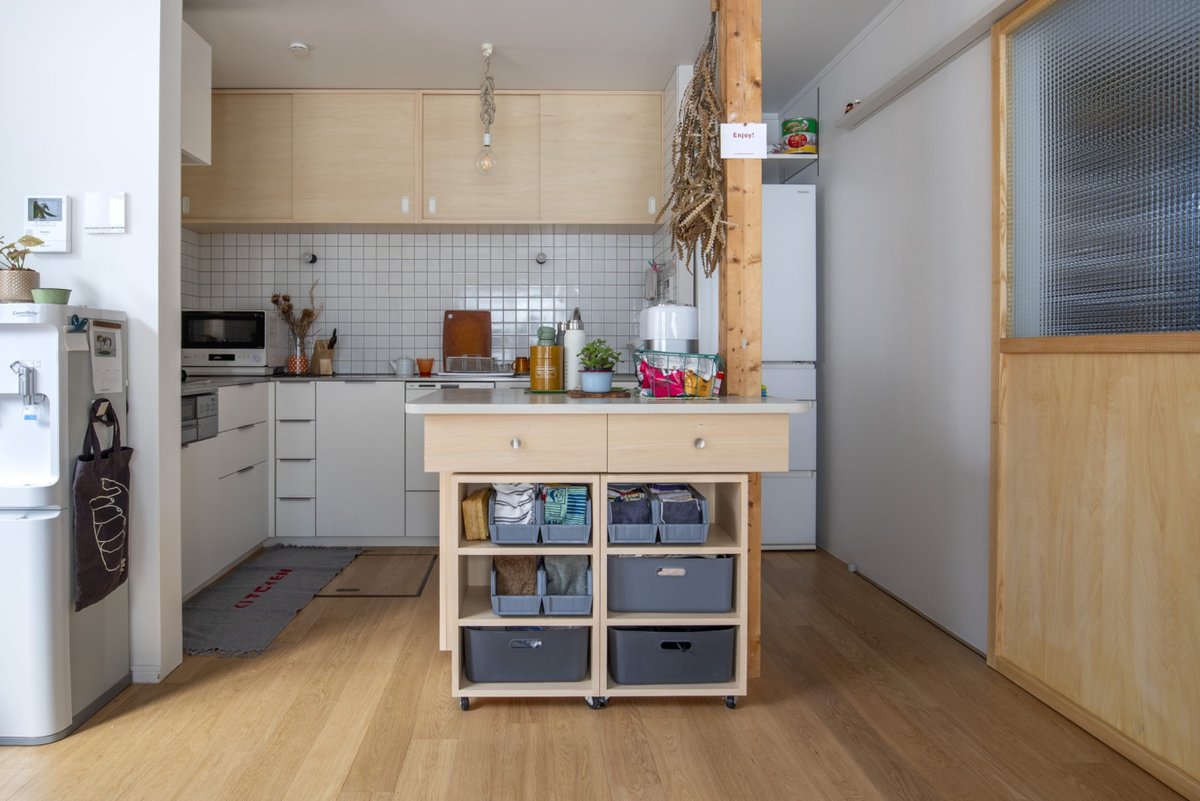 r_toolbox's tweet photo. キッチンの真ん中に、家族が集まるカウンターを。
築20年建売住宅のリフォームで印象的だったのは、既存の柱を巻き込んで造作した中央カウンター。

シナ合板で軽やかに見せつつ、天板は本来塗装下地に使うファイバーパテをクリア塗装。素材感のある表情に仕上がっています。

https://t.co/zMN5bYdhE1 https://t.co/hMcdDs2F10