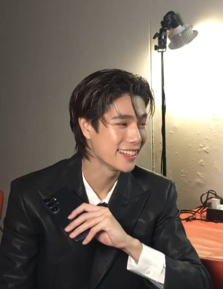 Phualwayswins's tweet photo. Phuwin cosplaying as khun thee for the new samsung ad😭!?

#galaxyxphuwin https://t.co/OzHaXmRC4O