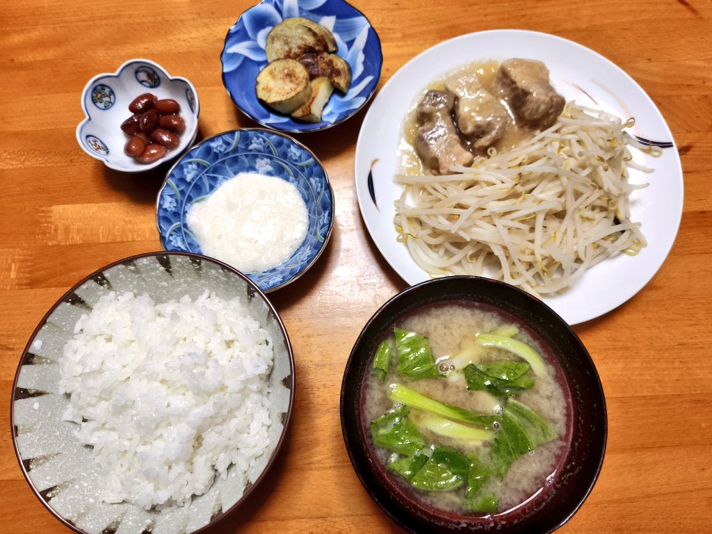 pendant5831's tweet photo. 今日の晩御飯

豚の角煮 茹でもやし
焼き白ナス 生姜
とろろ フジッコの煮豆
豆腐とチンゲンサイの味噌汁 https://t.co/X3rcPNnqRh