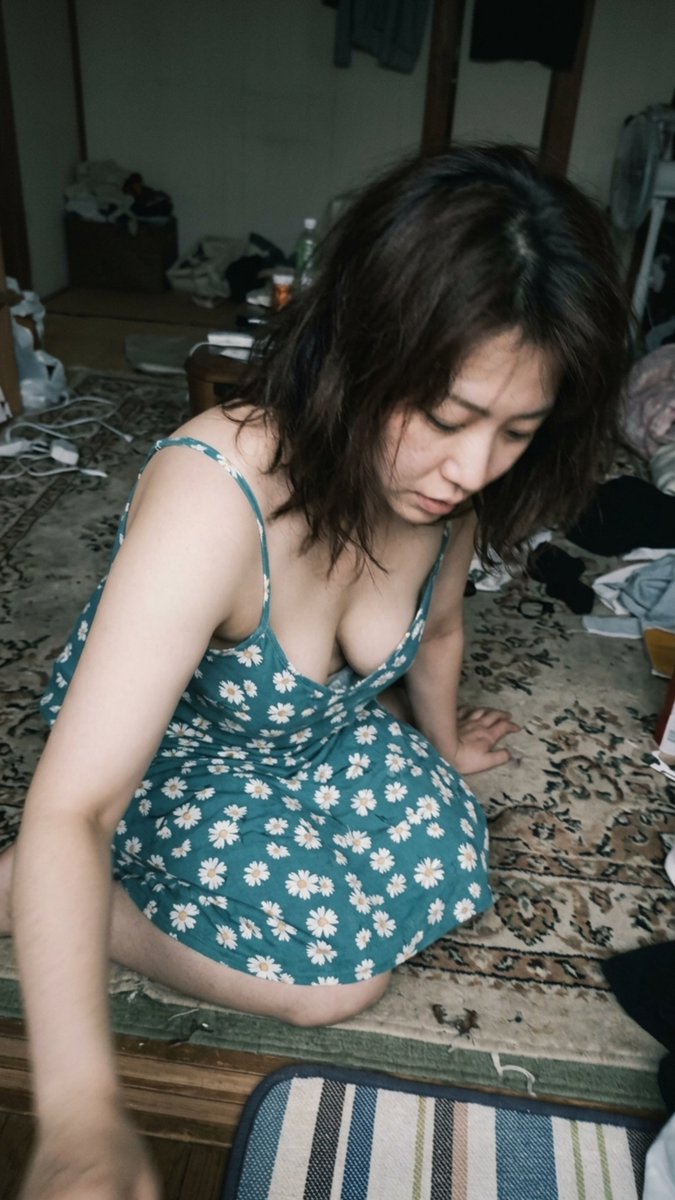 J83r8's tweet photo. キャミワンピ一枚で床に座��込んでる奥様の上からのアングルは流石に反則。

誰も見てないと思って完全に油断しきってる。 暗がりから息を殺して、一番眺めのいい特等席から🤫 https://t.co/rBUgWV0PIk