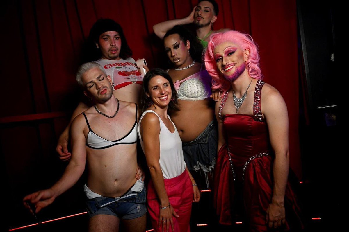 IreneMontero's tweet photo. Ayer fue una noche increíble con este Akelarre LGTBIQA+ lleno de orgullo, furia trans y arte drag. Visibles y orgullosas para que nadie pueda esconder ni machacar las vidas LGTBI y porque no es democracia si no estamos todas, todes y todos. Feliz y combativo orgullo. https://t.co/T0rxWkQxSc