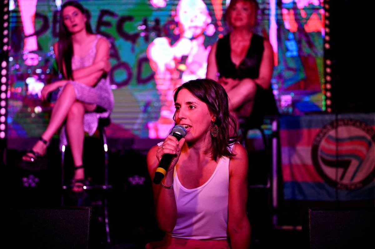 IreneMontero's tweet photo. Ayer fue una noche increíble con este Akelarre LGTBIQA+ lleno de orgullo, furia trans y arte drag. Visibles y orgullosas para que nadie pueda esconder ni machacar las vidas LGTBI y porque no es democracia si no estamos todas, todes y todos. Feliz y combativo orgullo. https://t.co/T0rxWkQxSc