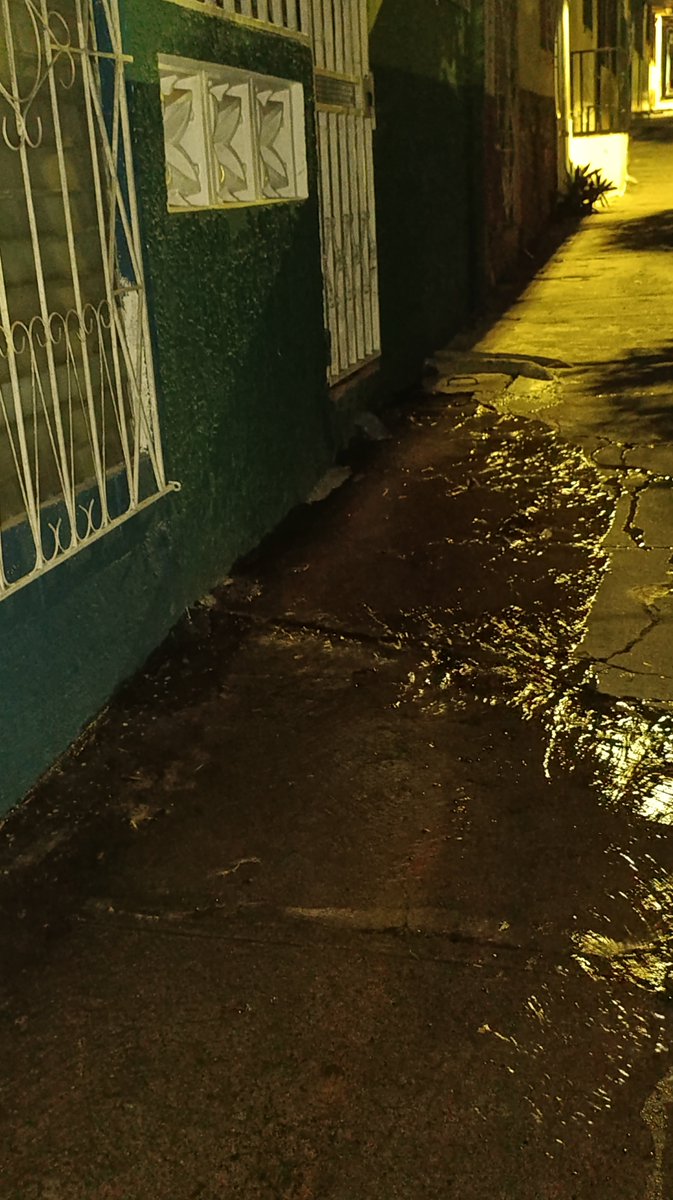 althygrace's tweet photo. @ANDASV fuga de agua potable en Urbanización Hacienda San José, plaza las Violetas Sur pol C8 casa 29, Santa Tecla, La Libertad Sur. El agua es un recurso NO RENOVABLE. https://t.co/C2LU9WxdQf
