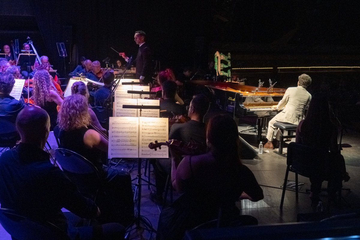Badasomoficial's tweet photo. 🎹 Anoche @chicoperezmusic demostró su talento en el espectáculo 'Chico Pérez Sinfónico'

Uno de los grandes renovadores del piano flamenco protagonizó un concierto único de jazz, música clásica y la música popular española junto a la @FundacionOex, dirigida por Miguel Morán. https://t.co/LJKOlk5LS2