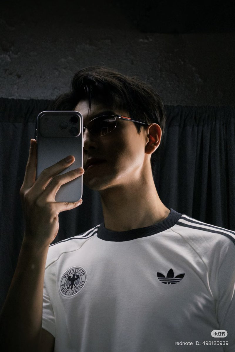 LiXianTHFC's tweet photo. 260703 | #LiXian rednote updates 1/2

เมื่อถ่ายรูปต้องถืออะไรสักอย่างไว้ในมือเสมอครับ...

#หลี่เซี่ยน https://t.co/FTxQ4n6LiN