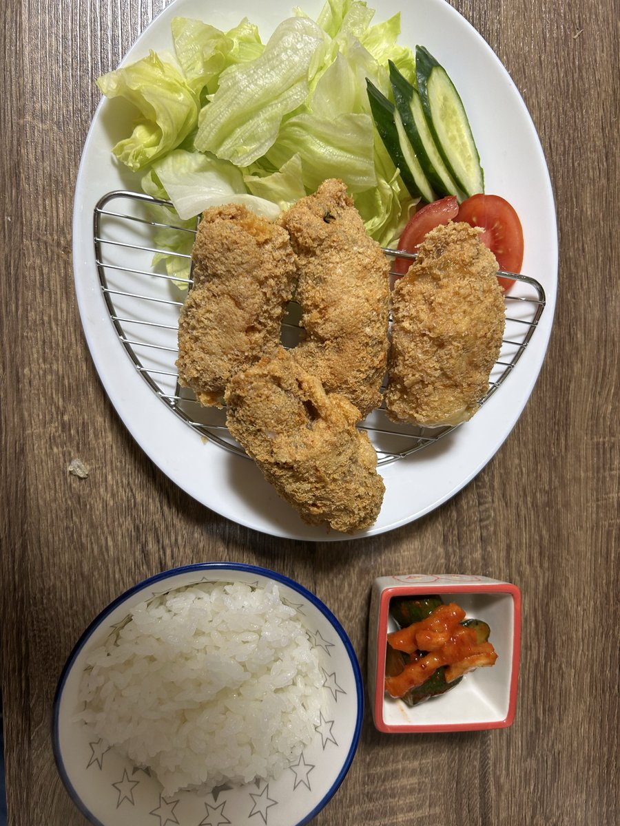 S2Daichuki's tweet photo. ごはーん！！

今日は豚しそチーズ揚げしようと思って用意したんだけど…
冷凍庫ガサガサしたら、まさかのパン粉がなーい(ﾟoﾟ;;

悩みに悩んだ末、怪獣の提案で油揚げおろしでおろしてパン粉がわりにしてみた(⌒-⌒; )

どーなんろ… https://t.co/LxfTuoTQcF