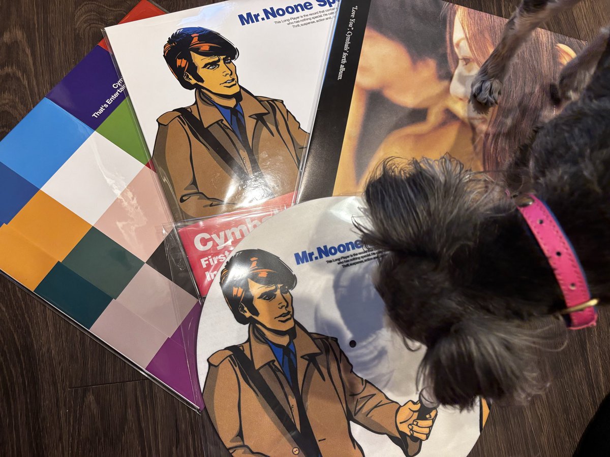 tacchan1979's tweet photo. 撮ろうとしたらワンコが検品しに来た。
スリップマットいい感じね
針落としてゆるりと楽しもう

 #cymbals https://t.co/ZSrgYK3m0r