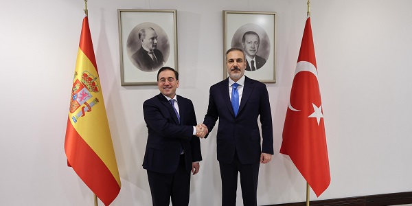ACOM_es's tweet photo. El ministro turco Hakan Fidan ha cruzado una línea que ya no tiene retorno: “El pueblo de Israel se ha convertido en una carga que la humanidad ya no puede soportar”.
Es que supera cualquier expresión velada de filonazismo: es antisemitismo descarnado, una invocación explícita a la eliminación, a la destrucción y al exterminio de los judíos como pueblo. Cuando un alto cargo de un Estado dice que un pueblo entero es “una carga insoportable para la humanidad”, está reproduciendo el lenguaje de los peores genocidas del siglo XX. 
Y lo dice un gobierno con una trayectoria sangrienta: pregúntenle a los armenios por el genocidio que Turquía niega hasta hoy, o pregúntenle a los kurdos por décadas de represión, desplazamientos y masacres, por ejemplo. No son faroles. Son amenazas reales. Y aunque fueran brindis al sol, la frase seguiría siendo repugnante y criminal.
Lo más grave es que este régimen forma parte de la OTAN. Es socio estratégico de España. Y el Gobierno español, una vez más, brilla por su tibieza o, peor aún, su silencio cómplice. ¿Dónde está la condena rotunda? ¿Dónde está la exigencia de retractación? 
No. Esto no se puede normalizar.
Quien dice que los judíos son una “carga para la humanidad” está llamando, de facto, a que esa "carga" sea removida. La historia ya nos enseñó adónde lleva ese tipo de retórica.
La Turquía del islamista Erdogan debe ser señalada, condenada y aislada mientras mantenga esta retórica de odio genocida.