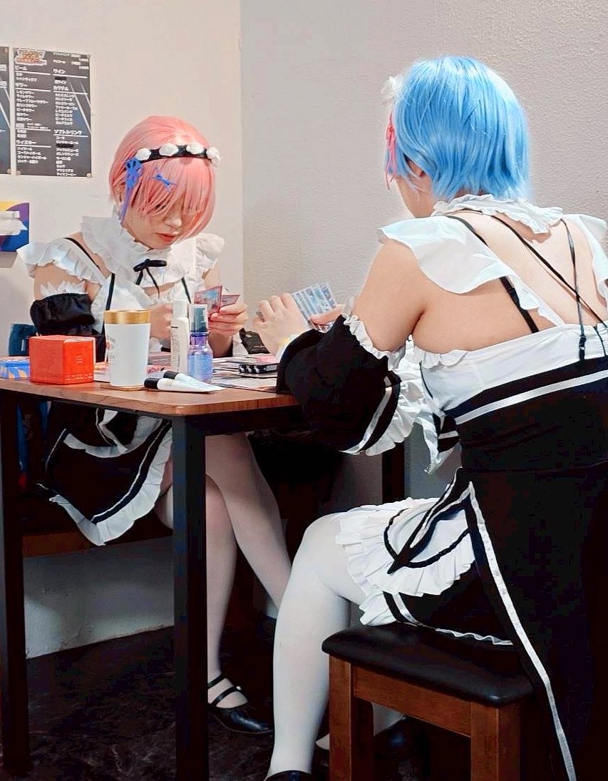 nanane_adachi's tweet photo. [不定期投稿]コスプレとカードゲーム
※コスプレ 
　Re:ゼロから始める異世界生活 ラム

レムはゆりな(@zwei_koss )

撮影:アリス(@0at2354378724e )

ヴァンガ＆神椿TCGやってました♪
(本来はユニアリでReゼロデッキ使うべきかもw)

※店長了承済み https://t.co/U4MQhNvba8