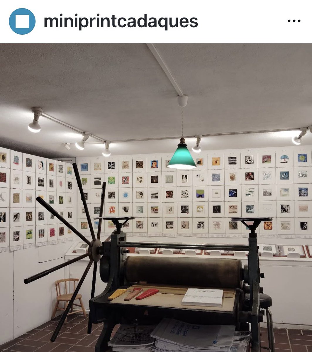 tomo45790's tweet photo. カダケス国際ミニプリント展の公式インスタ画像に自分の版画を発見！

今年出した版画は箔やクサカベの螺鈿水彩を使っている、ライトの当たり方では光る
画像の中で光ってるのがあり、拡大したら自分のでした

カダケス国際ミニプリント展
6月27日〜9月30日
Taller Galeria(スペイン) https://t.co/utELJuEM0I