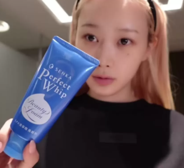 Pyooum's tweet photo. GISELLE AESPA

Senka Perfect Whip
Aku pakai yang persis kaya Giselle dan vibrant white. Selama pemakaian habis cuci muka berasa fresh, gak ketarik sama sekali dan melembabkan lohh padahal cuma sabun cuci muka.

Banyak free giftnya 👉🏻https://t.co/e8pZlXXgSS https://t.co/8Zi1nRRgea