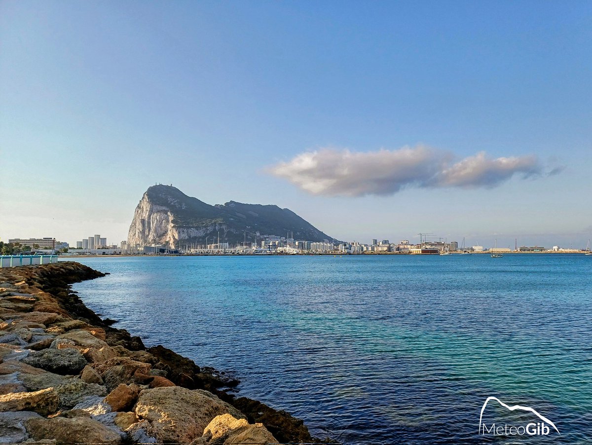 MeteoGib_'s tweet photo. #Gibraltar - 03/07 - a stunning view of the Rock from #LaLinea this morning, with that detached Levanter cloud - at midday, the temperature is now 25C, with a moderate or fresh Easterly giving some blustery conditions over parts of the City. https://t.co/7IuHrici1r