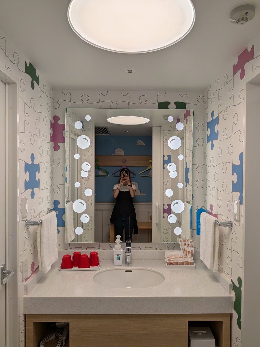 chi_sei_0312's tweet photo. 2日目ホテルはトイストーリーホテルです🙋‍♀️
予約する時はね…ミラコスタに３泊取ることもできたんだけど…旅費がね…とんでもな事になったので…初めてのトイストーリーホテルにしました🤣
お部屋の中もすっごく可愛くて最高✨👍 https://t.co/bWJY4AkZWl
