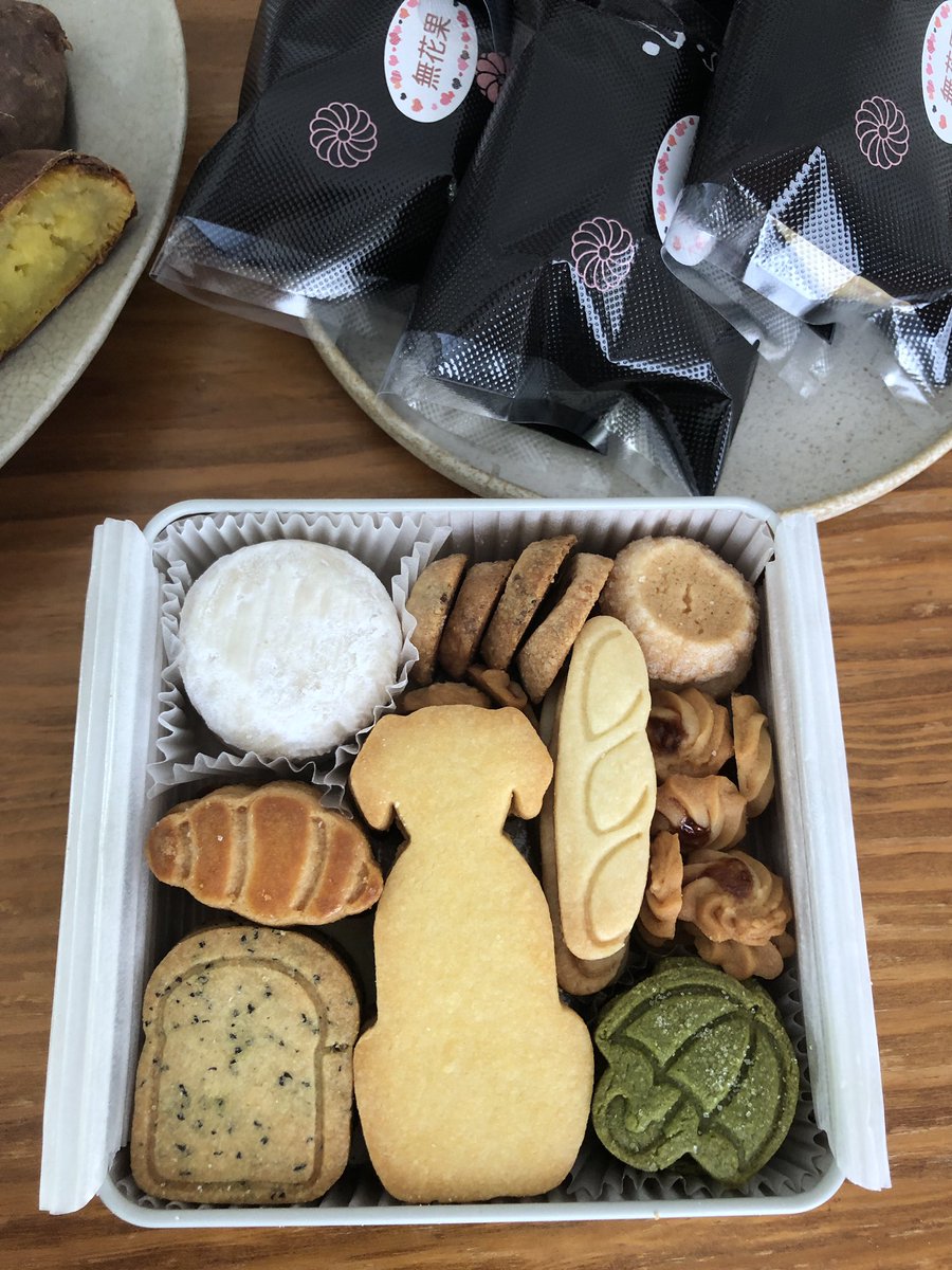 noriwonba's tweet photo. インスタで見て可愛いくて欲しかったクッキー缶^ ^ やっとゲットしたので、今日はみんなでいただきました^ ^最近可愛いクッキー缶が流行ってるけど、どれもお値段も結構してて…私にはちょっと高級過ぎかなぁ…
あ！お味はとっても良かったです♪
息子宅に持って行ったけど、空き缶は持ち帰りました(笑 https://t.co/JX3JpSbAgg
