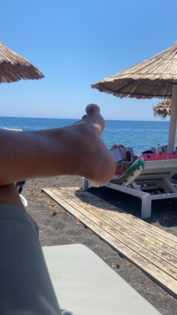 lsimaocosta's tweet photo. @tripasnagrelha @brsamba Eu sou de Teresina e to bem aqui torrando em santorini . isso aqui eh de fritar ovos no asfalto https://t.co/BtL0HHiHgW