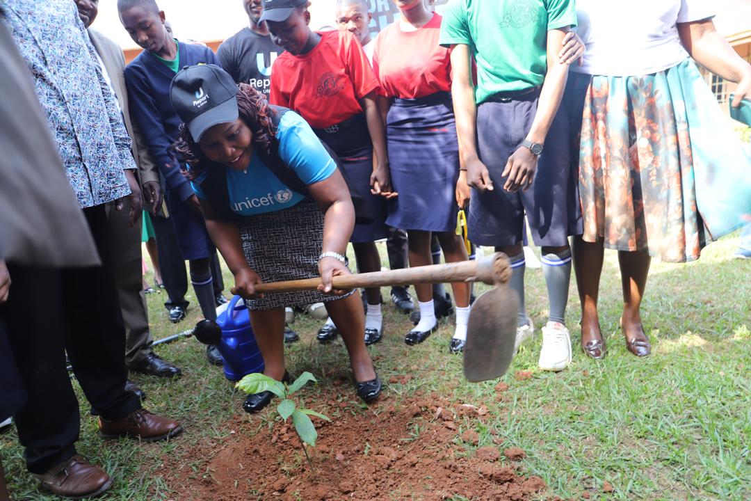 ConnectPR_'s tweet photo. #Clientcasestudy
🌱 Uganda's youth are taking action for a greener future!

UNICEF Uganda, in partnership with @KCCAUG, @RoofingsGroupUG,  Volcano Energy, Fresh Yards Uganda, and S4P group (Solutions for People) Group, has launched the #MyGreenAction campaign to inspire young people to take practical everyday actions for climate change mitigation and environmental sustainability.

Through schools, digital learning, community outreach, and radio engagement, the initiative will equip young people with green skills, promote environmental stewardship, and empower the next generation to drive lasting climate action.

Together, every green action counts toward building a more resilient and sustainable Uganda. 🌍💚

#MyGreenAction #ClimateAction #Sustainability #YouthLeadership #Environment #GreenFuture #Uganda

Follow link to read more:https://t.co/afegApVV6s