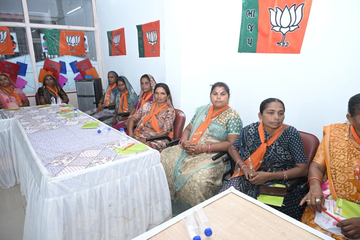 vinodkakadiya_1's tweet photo. પ્રદેશ અધ્યક્ષ શ્રી જગદીશભાઈ વિશ્વકર્માએ આજે શહેરા વિધાનસભાના પ્રવાસ દરમિયાન વરિષ્ઠ આગેવાનો સાથે બેઠક યોજી અને તેમની સાથે સંવાદ સાધ્યો.
#One_Day_One_Assembly https://t.co/1RHBM1nkfy