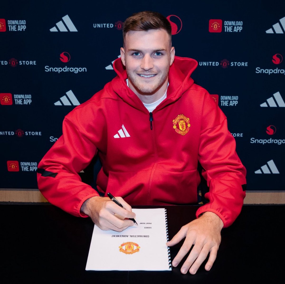 mufcMPB's tweet photo. 🚨 OFFICIAL:

Dermot Mee has signed a new two-year contract at Manchester United. #MUFC [MU] https://t.co/axsnXx6GNN