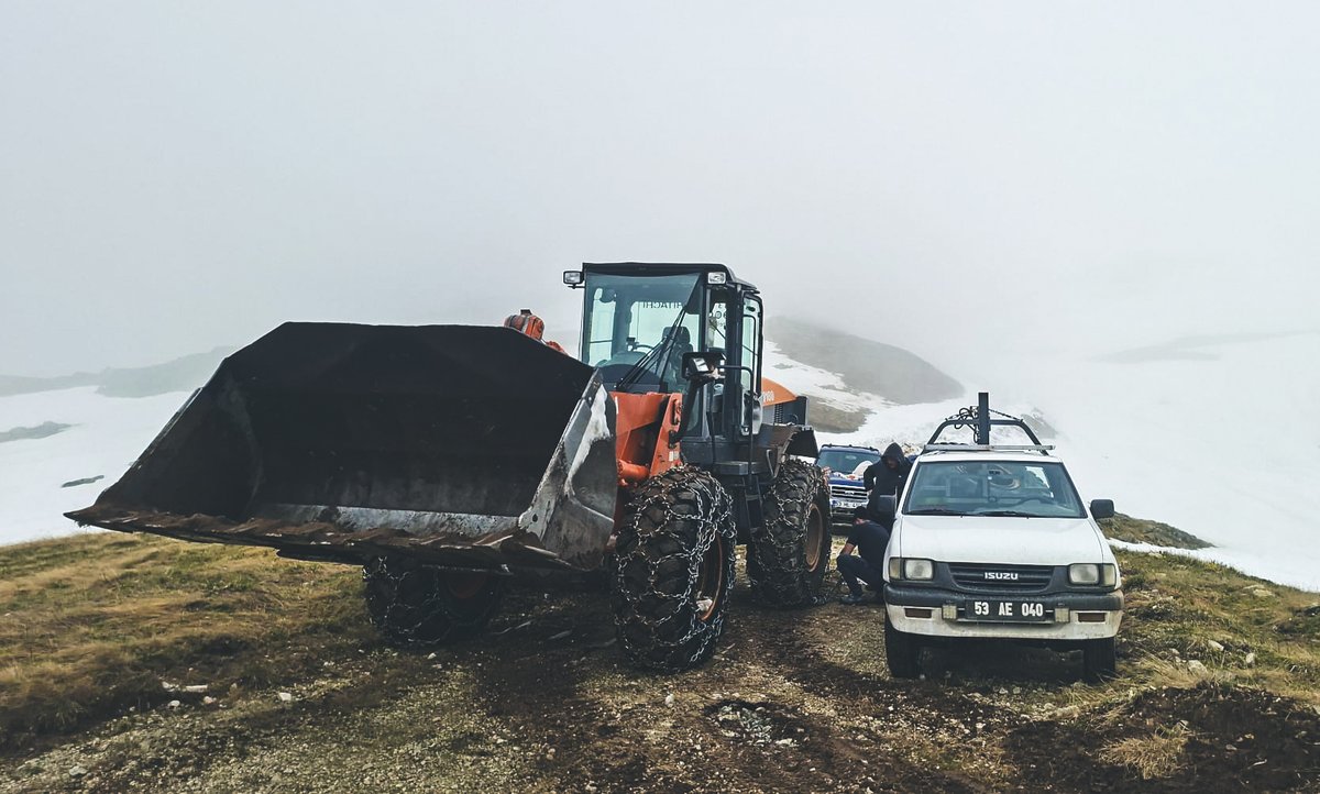 rizeozelidare's tweet photo. Çamlıhemşin - Cağpeyik yaylasında iş makinemizin lastik değişimi tamamlandı 👍

Kısa bir bakım molasının ardından çalışmalar devam ediyor... ❄️🚜

#HizmetİçinVarız https://t.co/7KyuT83Vcy
