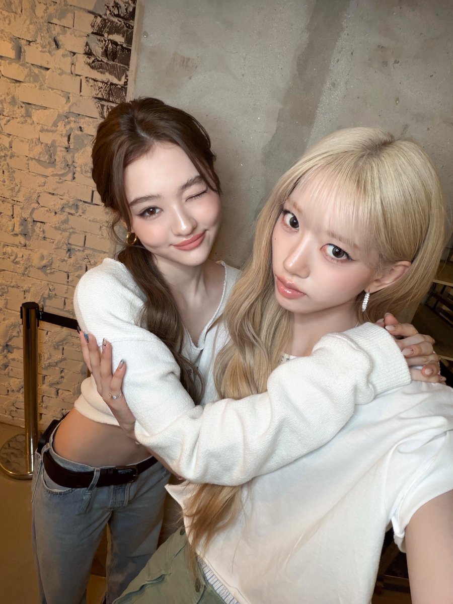MEOVV_talk's tweet photo. [📸] 260703 #MENOVV 

와썹맨 🤩🙌

#MEOVV #미야오 
#BITENOW
#THEBLACKLABEL #더블랙레이블 https://t.co/Ip8lcEpQXA