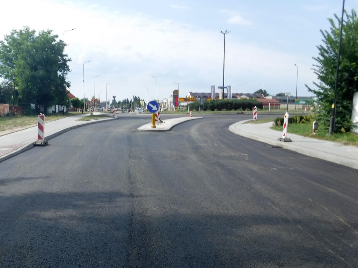 GDDKiA_Rzeszow's tweet photo. Uwaga kierowcy📢 Przed nami ostatnie większe utrudnienia w zwi��zku z remontem #DK9 w #Kolbuszowa.
⛔️Dziś od 20:00 do 5:00 rano (sobota, 4 lipca) całkowite zamknięcie DK9 na odc. 1 km.
➡️ Objazd: DW875 i ul. Narutowicza.
🏁 Zakończenie remontu planujemy w połowie lipca br.
#Podkarpacie