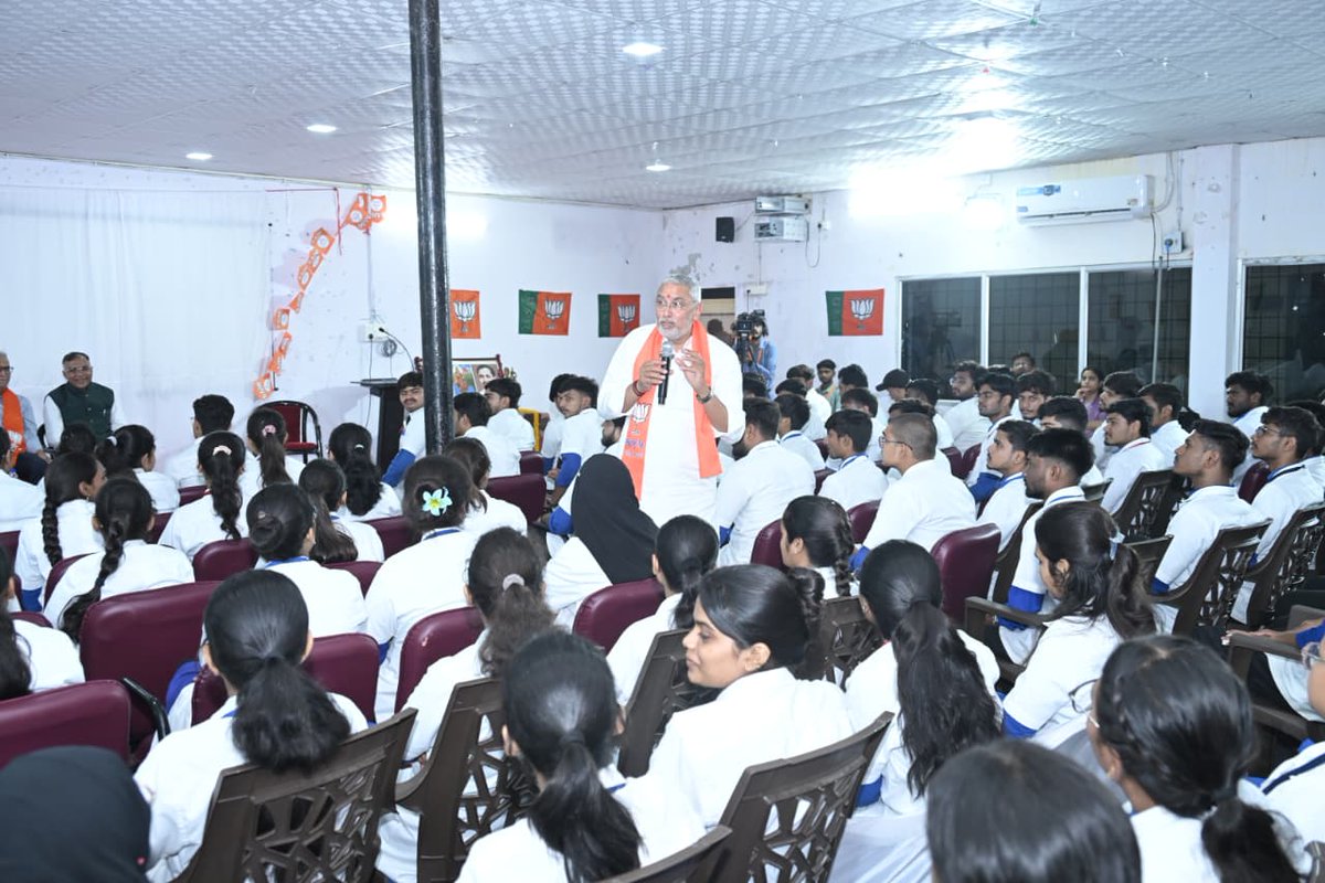 BJP4Gujarat's tweet photo. પ્રદેશ અધ્યક્ષ શ્રી @iJagdishBJP એ આજે શહેરા વિધાનસભાના પ્રવાસ દરમ્યાન જય જલારામ હોમોયોપેથીક મેડિકલ કોલેજના વિદ્યાર્થીઓ સાથે સંવાદ કર્યો અને ભાજપ સરકાર દ્વારા વિવિધ ક્ષેત્રે થઈ રહેલા અભૂતપૂર્વ કાર્યોની જાણકારી આપી.
#One_Day_One_Assembly https://t.co/jXPzAsZw5m