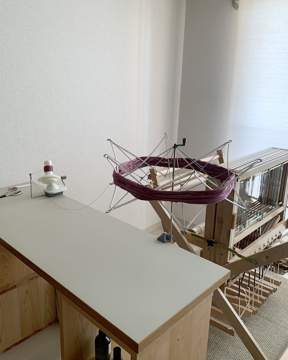msgwaaa's tweet photo. 作業するには広いとはいえないお部屋なのですが、玉巻きができたので模様替えして正解でした。
たまたま下の木枠より天板を大きくしていたので、いい感じにかせくり器たちを固定できてよかったです。
仕方ないけど、ほこりが舞うのは大変。
少しずつ道具も揃ってきてます。 https://t.co/dv6bsWuu13