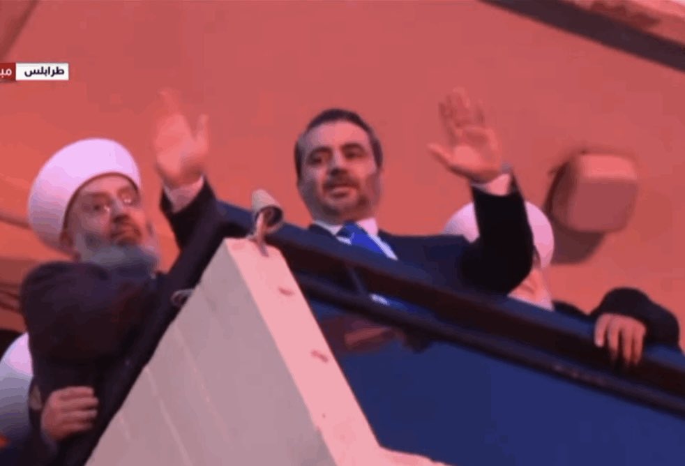 PierreABISAAB's tweet photo. الشيباني في لبنان 

كلام ايجابي قاله #اسعد_شيباني وزير خارجية #احمد_الشرع خلال زيارته إلى لبنان. 
وهذه الإيجابية التي احتفل به كثيرون، من اباطرة النظام إلى معلقي ومحللي #الاعلام_الابراهبمي،  يجب ان نتمسك بها، ويجب أن تكون أساس العلاقة الجديدة بين #لبنان_الجديد ، او #نظام_اتفاق_الاطار، و #نظام_احمد_الشرع في #سوريا_الجديدة.
هناك نقطتان مهمتان ينبغي التوقف عندهما
▪️سوريا تدعم لبنان في مواجهة الاعتداءات الاسرائيلية
▪️ سوريا لن تتدخل في الشأن الداخلي اللبناني 

ولكن…

🔸حين نرى كيف يواجه الشيباني وحكومته المشروع الإسرائيلي في سوريا، واعتداءات إسرائيل التي تحتل ربع سوريا اليوم، يحق لنا ان نطرح علامات استفهام حول كيفية الدعم السوري للبنان في مواجهة التغول الإسرائيلي…

🔸بدلاً من ان تقتصر زيارة شيباني على الاطار الدبلوماسي، زيارة الرئاسات الثلاث والمسؤولين والقيادات الروحية، التقى بقيادات حزبية انتقاها دون سواها (بينها الكتلة الانعزالية المتحمسة للمشروع الاسرائيلي)… وأقيم له في طرابلس مهرجان سياسي يليق بزعيم حقيقي… فخرج من شرفته، بطلاً مظفّراً، يحيي الحشود التي تعاني من الإقصاء والفقر واليتم السياسي، وتبحث سدى عن دولة عادلة ووطن يتسع لها… 

أليس هذا اقتحاماً للشأن الداخلي اللبناني، يعيق العلاقة النديّة بين البلدين؟ لا بل يرسل لنا اشارات غير مطمئنة، تذكر بأمنيات توم باراك في ايامه، وتهديدات ترامب؟

وأخيراً ة، اليس من المستغرب عدم صدور أي اشارة، بعد اللقاءات الرسمية، تلحظ ملف النازحين السوريين في لبنان؟