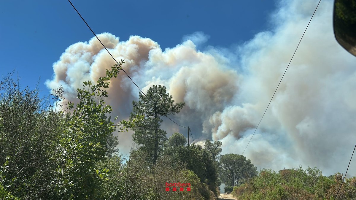 bomberscat's tweet photo. 🔴 Les tasques d'extinció de l'incendi de la Bisbal d'Empordà compten ara amb un dispositiu #bomberscat format per 10 mitjans aeris i 35 terrestres.  El foc està empès pel vent i fa molts focus secundaris, fet que complica l'extinció. https://t.co/WQs4lkmlP8