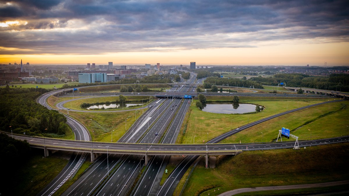 GemeenteUtrecht's tweet photo. Zaterdag 4 juli leidt een demonstratie mogelijk tot ernstige verkeershinder in en rond de Ring A12 bij Utrecht. We adviseren om alleen de auto te pakken als dat noodzakelijk is en zoveel mogelijk gebruik te maken van het OV.
Actuele verkeersinformatie 👉https://t.co/CzPzSNhQIF https://t.co/LSkBn97Lre