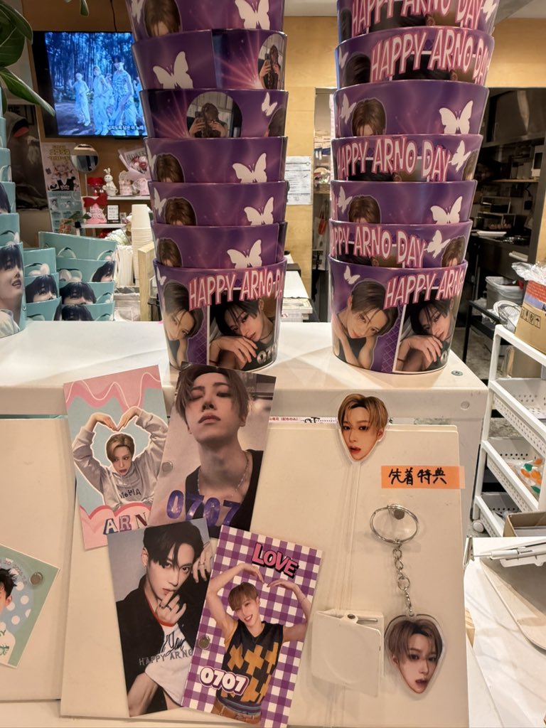 domocafe1's tweet photo. 🎂センイルイベント🎂
ALD1 アルノ🗓7/4-7

🥤テイクアウト🆕
(ドリンク+特典)：1,000円

🍰イベントセット
(ケーキ+ドリンク+特典)：1,500円

♡特典♡  
・カップホルダー
・トレカ2種

♡先着特典♡
アクリルキーホルダーorマドラー
(お選びいただけます)

♡ラキドロ♡
あり(詳細後日)

ALLYZの皆様お待ちしております！

#HappyArnoDay
#HAPPY_ARNO_DAY

#ALPHADRIVEONE  #ARNO #アルノ #张家豪
#알파드라이브원  #ALD1  #ALLYZ
#DOMOCAFE #センイルカフェ #新大久保