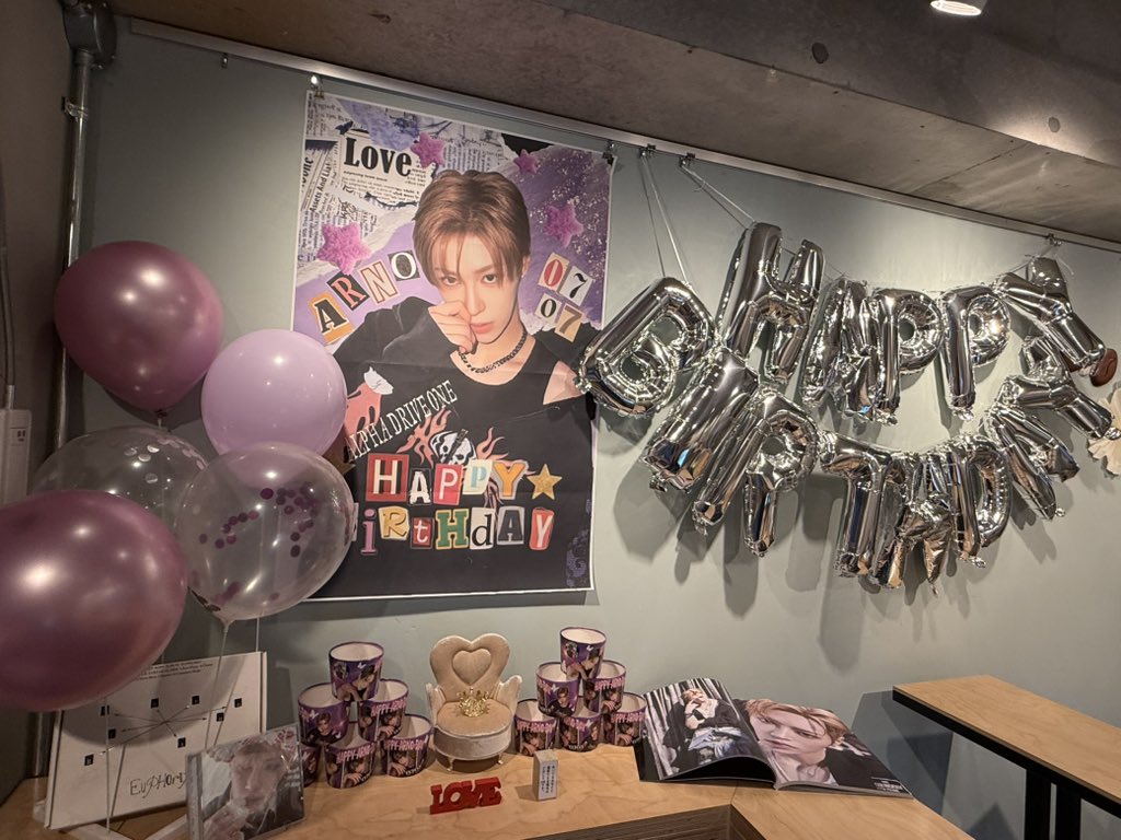 domocafe1's tweet photo. 🎂センイルイベント🎂
ALD1 アルノ🗓7/4-7

🥤テイクアウト🆕
(ドリンク+特典)：1,000円

🍰イベントセット
(ケーキ+ドリンク+特典)：1,500円

♡特典♡  
・カップホルダー
・トレカ2種

♡先着特典♡
アクリルキーホルダーorマドラー
(お選びいただけます)

♡ラキドロ♡
あり(詳細後日)

ALLYZの皆様お待ちしております！

#HappyArnoDay
#HAPPY_ARNO_DAY

#ALPHADRIVEONE  #ARNO #アルノ #张家豪
#알파드라이브원  #ALD1  #ALLYZ
#DOMOCAFE #センイルカフェ #新大久保