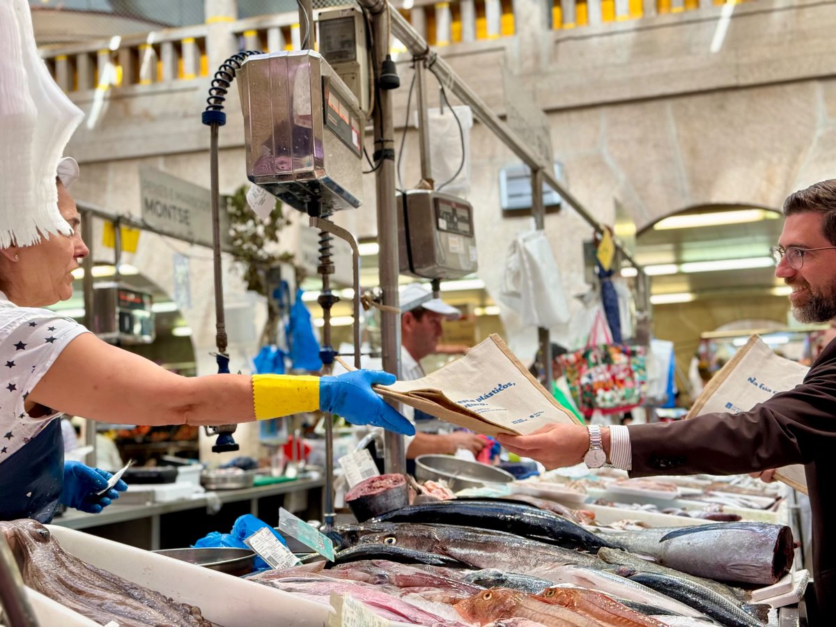 PP_Pontevedra's tweet photo. Hoxe, no Día Internacional Libre de Bolsas de Plástico, acompañamos a @Pablo_F_L na súa visita ao Mercado para promover pequenos xestos que marcan a diferenza.

A campaña “Na túa compra resta plásticos, suma futuro” tivo unha excelente acollida entre as praceiras e a veciñanza ♻️ https://t.co/AOmAAfxAaD