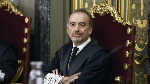 GermanGorraiz's tweet photo. ¿Por qué fué premiado Marchena?
El juez Marchena fue reprobado por el TEDH en el caso Atutxa por condenarlo en segunda instancia sin haberle escuchado en una vista pública para valorar su voluntad rebelde y como premio, Marchena ascendió a la presidencia de la Sala de lo Penal. https://t.co/BvIigKWUij